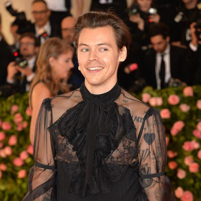 Harry Styles Insists He S Not Using Sexual Ambiguity To